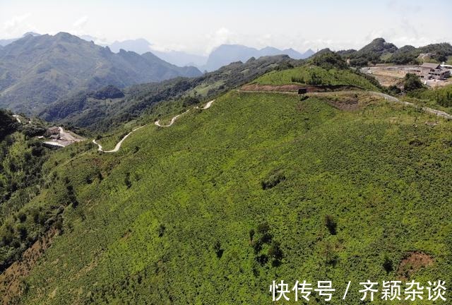 巴山大峡谷|航拍夏日的巴山大峡谷，青山连绵起伏耸立云中