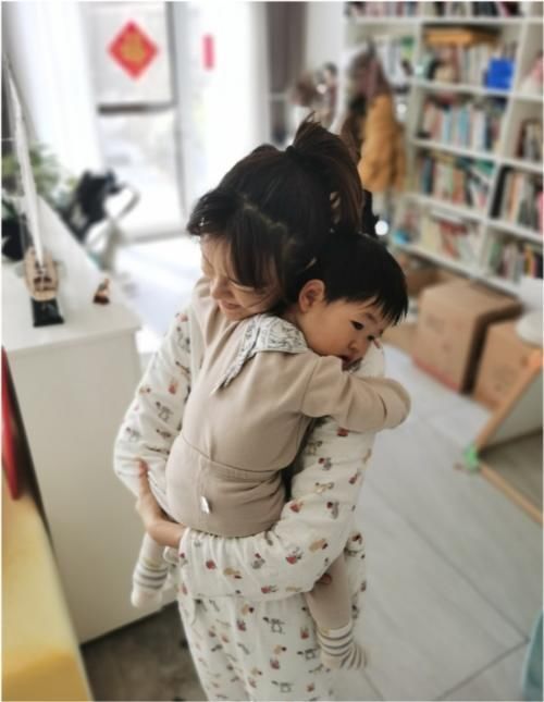 灯泡|李艾自曝产后脾气变好,晒母子拥抱超有爱,灯泡趴在妈妈肩膀萌翻