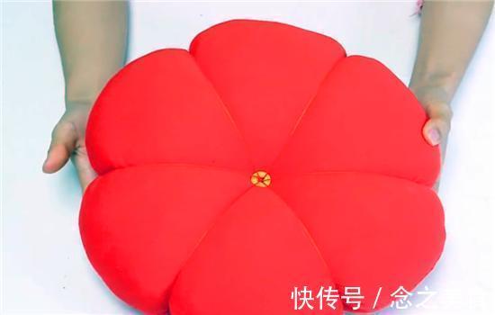 旧衣服不要扔,把锅盖放在上面简单缝一缝,客人来了也爱用