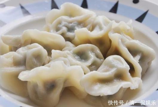  出水|包韭菜饺子，万不可直接拌馅，掌握几个小技巧，韭菜不出水不变色