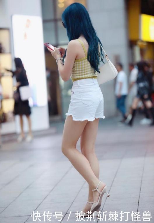 超短裤搭配高跟鞋,凸显身材优势,时尚高雅