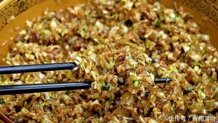 搅拌均匀|立冬后,遇到这菜要多吃,比萝卜便宜,烙成馅饼最香,别不懂吃