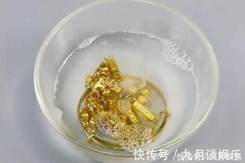 小苏打 不管金首饰多脏多黑用“水”泡一泡，立马金光闪闪，1克都不掉