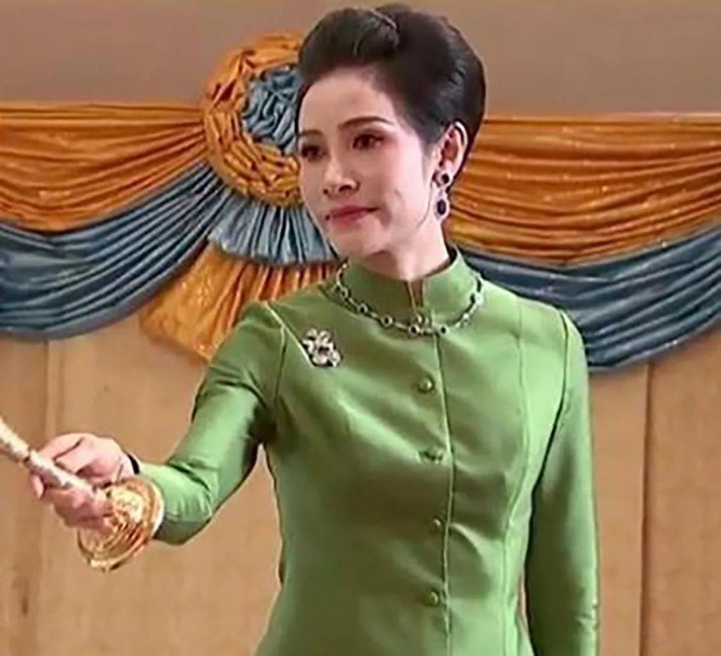 诗妮娜贵妃|泰王贵妃风格凌乱,在刘海处簪一朵花,与奢华蓝珠宝首饰格格不入