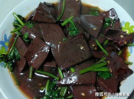 炒猪血时，直接下锅炒就错了！多做1步，猪血无腥味，还香嫩好吃