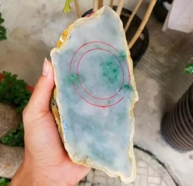 切出|麻蒙场口翡翠切出高冰种飘绿花手镯