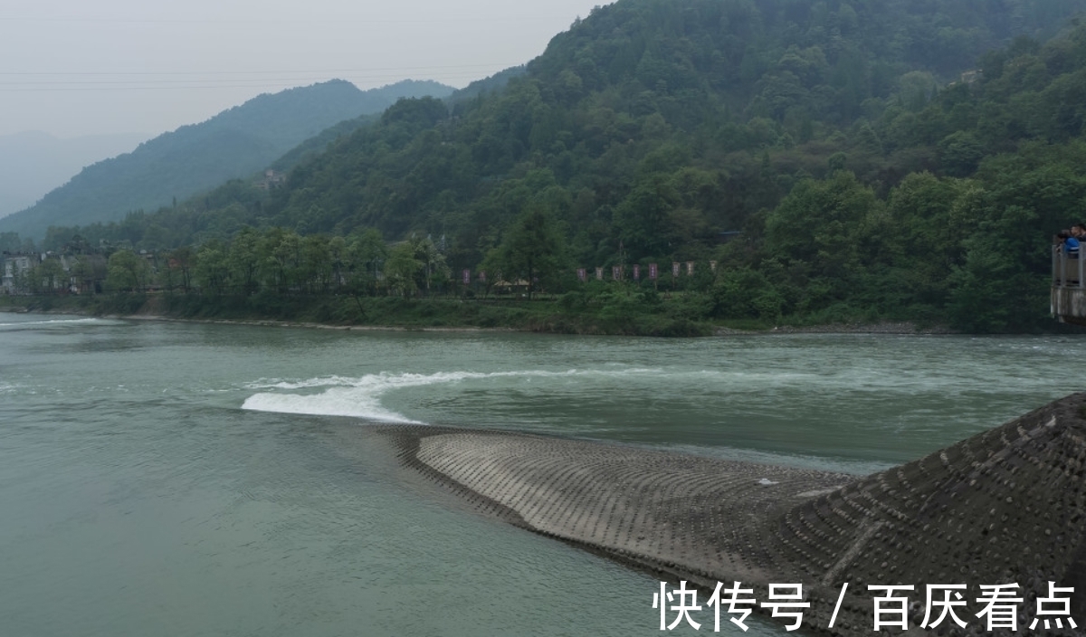 金鸭浮舟|能让洪水绕道的百年神庙，专家难以解释，却被3个孩子道破实情