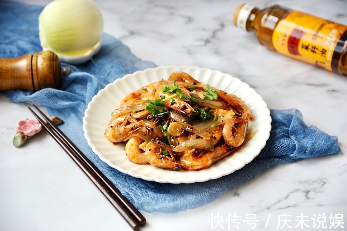 大虾好吃的做法，加入黑胡椒炖煮入味，鲜美可口，好吃到舔手指