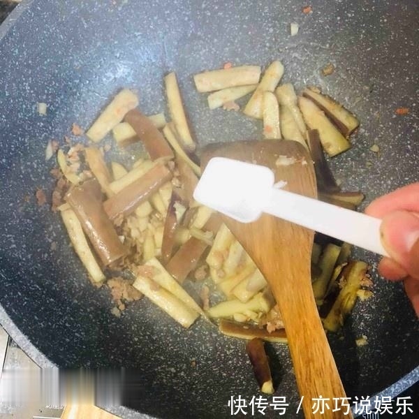 茄子还是这样做最好吃，孩子隔三差五吃，上桌就想抢光！