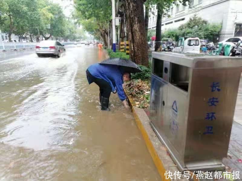 公交|排涝、疏堵，为乘客撑伞……暴雨中石家庄最美公交人