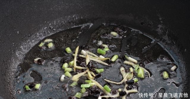 千叶豆腐就用红烧的做法，简单快手，鲜香美味，软嫩入味比肉好吃
