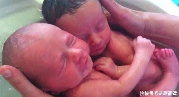 肚子|双胞胎宝宝认为自己还在母亲的肚子里,紧紧的搂在一起,好暖心啊