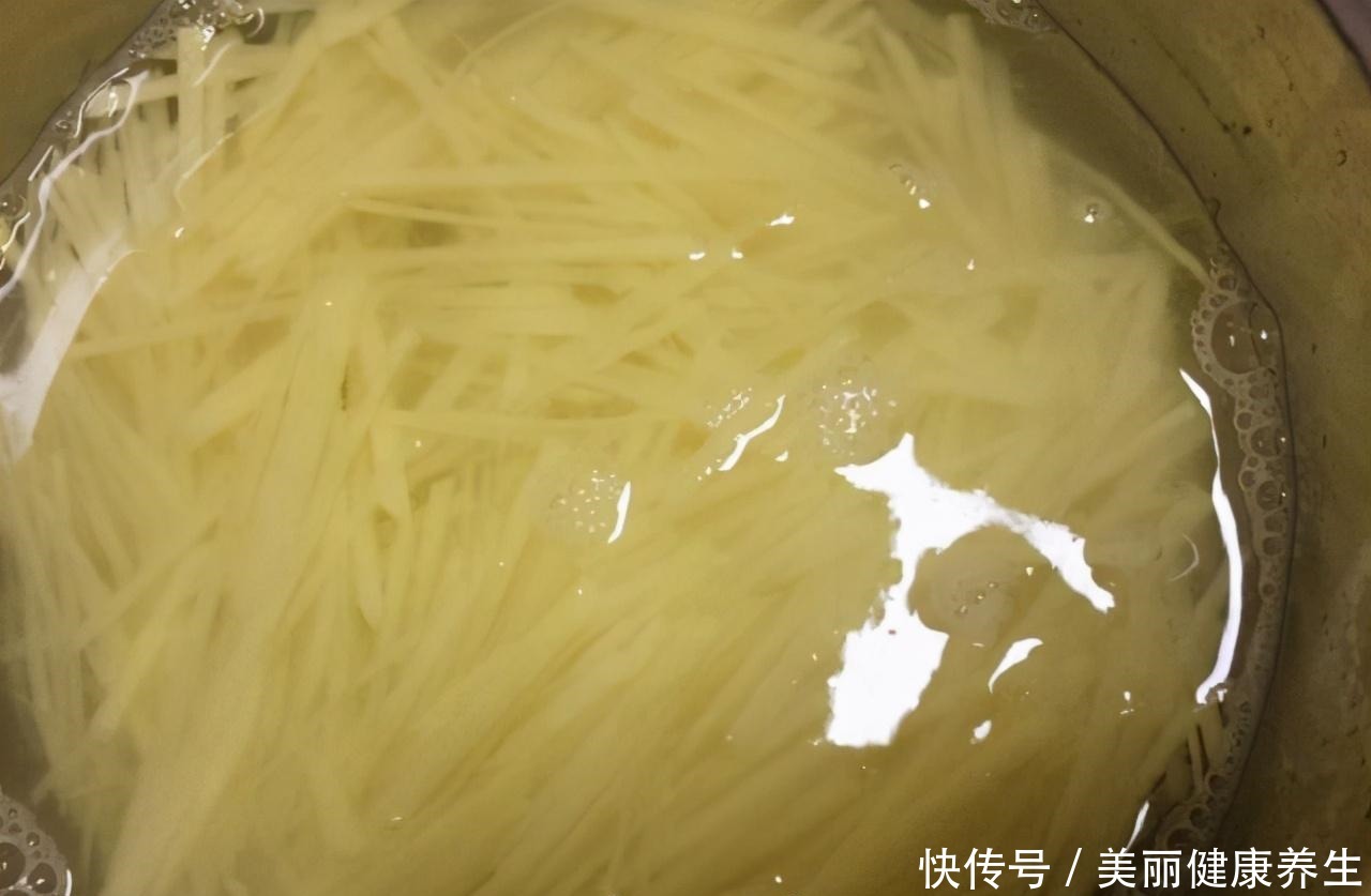 土豆丝|炒土豆丝,先放醋还是后放醋很多人搞错,难怪土豆不脆爽还粘锅