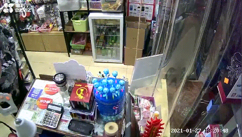 警察都懵了！26岁男子多次偷奥特曼卡片……