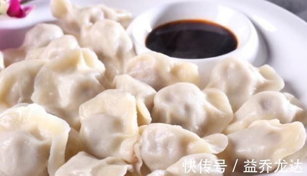 搅拌均匀|拌饺子馅时，放什么“油”更香？大厨教你一招，不管啥馅料都好吃