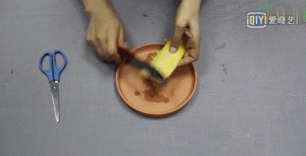 在垃圾桶里装满泥土,摆在阳台上有妙用,一年能帮你省下不少钱