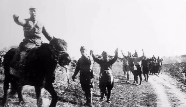 投降|日军宁死不降？看看他们举手投降的照片，这才是真实的鬼子