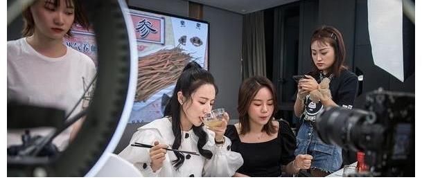 直播|互联网造就了好吃懒做的网红，职场打拼不如一场直播，不想努力了