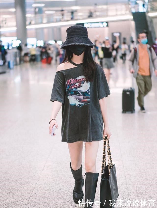 性感|刘些宁穿露肩T恤走机场,还大胆挑战“下衣失踪”,漫画腿真抢镜!