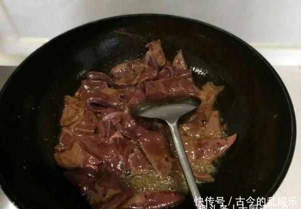 正确做法|猪肝记住别用清水洗,等于吃毒素,教你正确做法,毒素异味全跑光