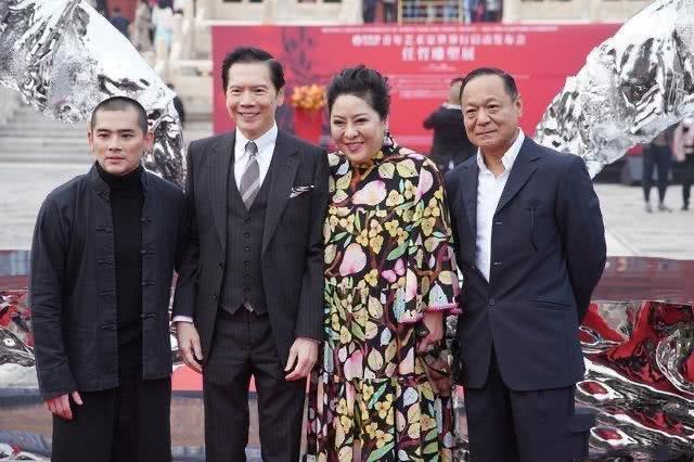 向太很有“阔太”气质范,穿纯黑色刺绣外套配紧身长裤,高贵优雅