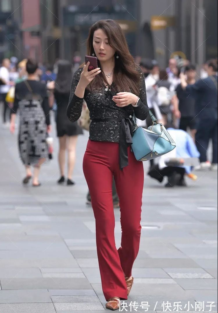 红色|黑色蕾丝长袖衫,配酒红色直筒裤,款式简约又穿着时尚大方