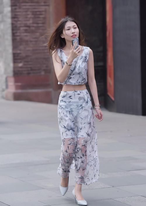 衣服|妹子是掉“下水道”了衣服上脏兮兮的,也不嫌“刺鼻”