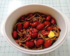 养生菜谱，茶树菇炖排骨汤，做法简单，营养丰富，适合冬天