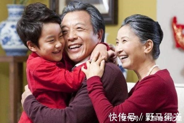 遛娃|“冻龄爷爷”走红,楼下遛娃被误认为是孩子爸爸,网友真时髦