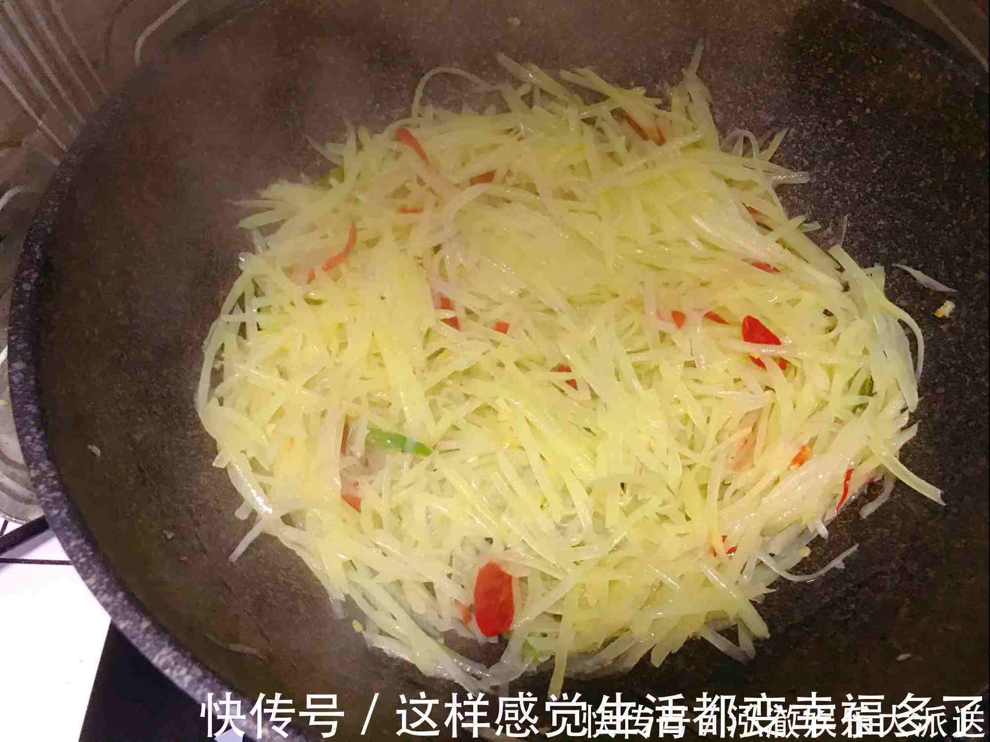 大厨教你炒土豆丝,学会这1个小技巧,做的比饭店的还香!