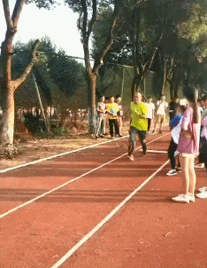 |搞笑GIF:厉害了,这样撩妹才叫帅!