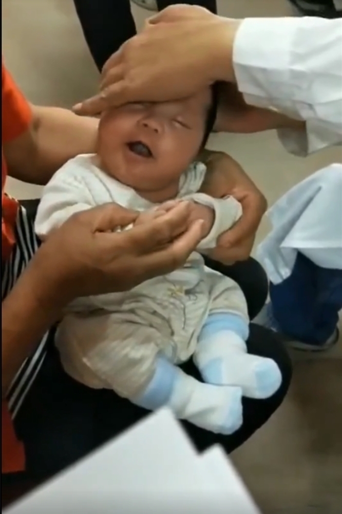 表情|刚满月就开始调戏医生了这小表情，可真是萌翻了