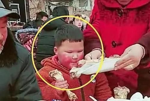 弊端|奶奶带孙子吃宴席,结束后却遭全村人拉黑:孩子教好了再带出来