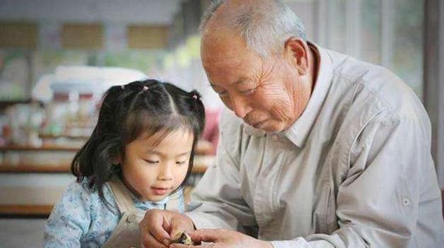 王奶奶|奶奶带着孙子吃自助餐,留下一张桌子就转身去,食堂的处理方式很舒服