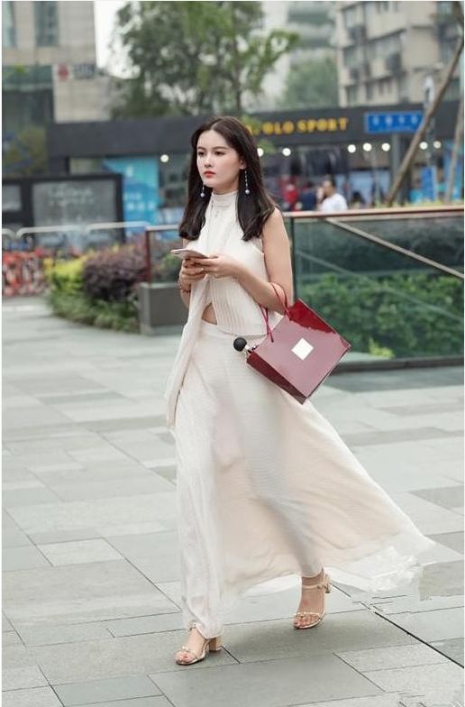街拍:一袭白色系搭配,尽显小姐姐淑女温婉气质