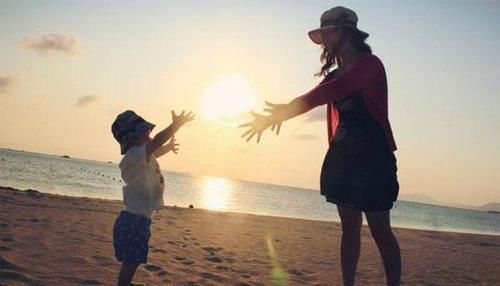 儿童专家：每天抱孩子要达到这个次数，他才能健康成长