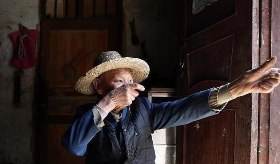 一日三餐|104岁老人抽烟喝酒不运动，老人长寿很简单，有一件事不要碰