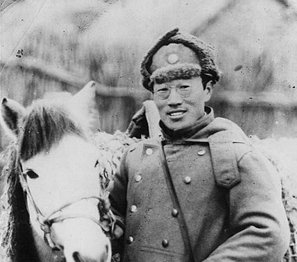 上级|他被上级任命为东北民主联军一纵司令,原司令让贤,跟他学打仗