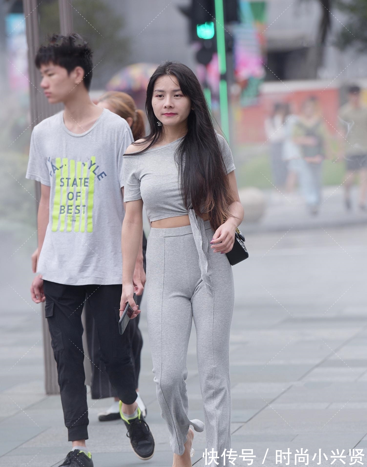 锁骨 灰色单肩上衣彰显“锁骨”立体感,“蜜桃”休闲裤和水晶高跟鞋更有高雅感