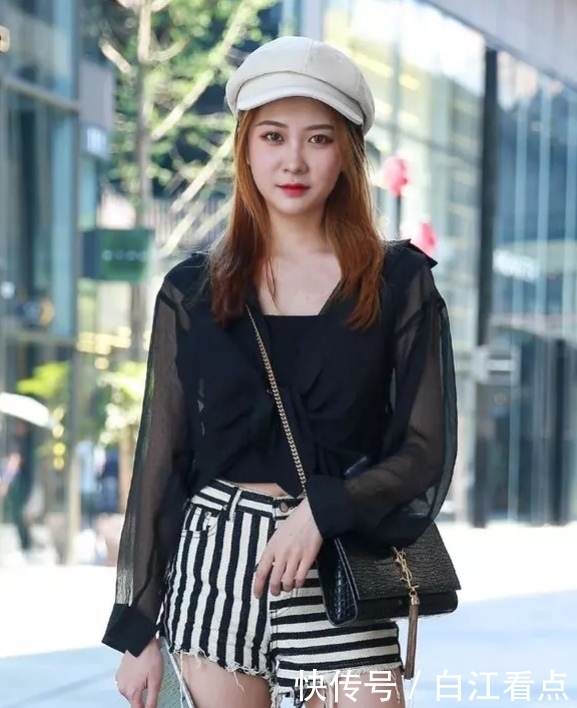 时尚街拍:甜美淡雅的小姐姐,时髦超短裤穿出性感十足好身材