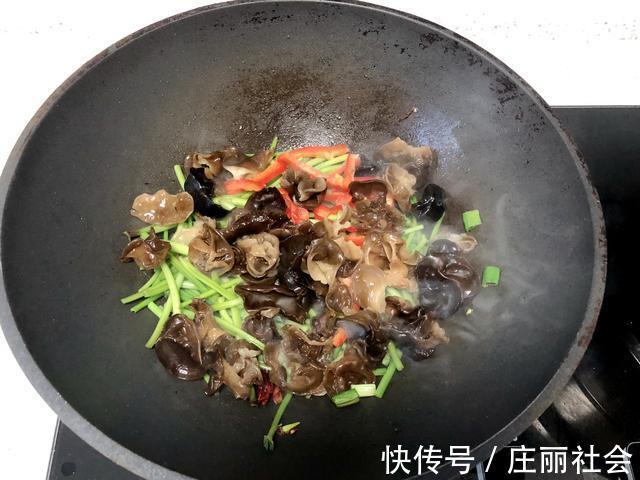 近视眼|霜降红薯甜如蜜,收完红薯叶子别乱扔,配上木耳炒一盘,特别美味