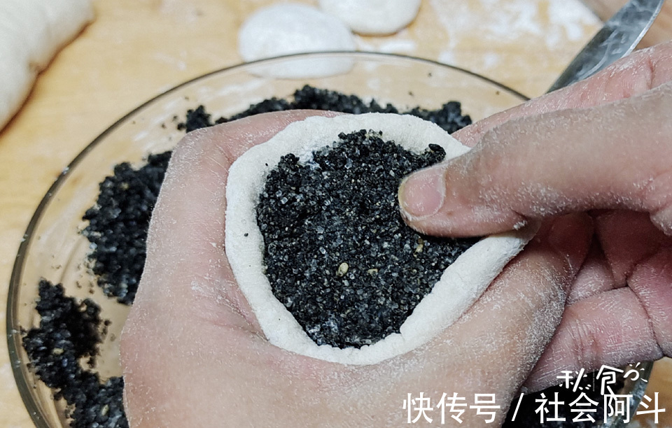 好吃|看着很像馒头,却有“一肚子黑黑”的馅料,营养又好吃,快来学吧