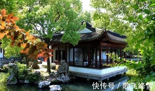 黄庭坚$黄庭坚评价苏轼,吟诵了一首七律,不落俗套,颈联乃传世名句