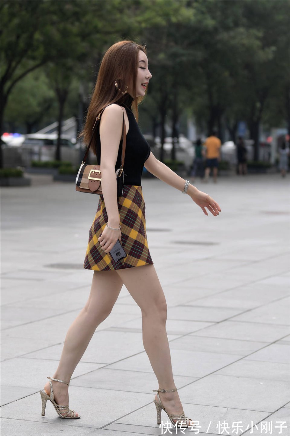 凉鞋|黄黑色格子短裙,搭配高领无袖衬衫,细跟凉鞋更显瘦
