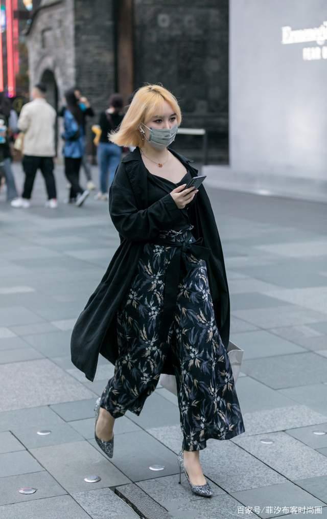 秋冬街头的时尚搭配,就是一条好看又保暖的长裤,美美出街少不了