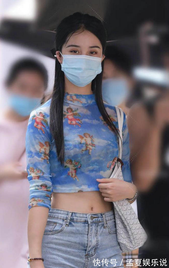 气质 小姐姐穿着凉爽的上衣热裤,真的很青春美丽,轻松展现好气质