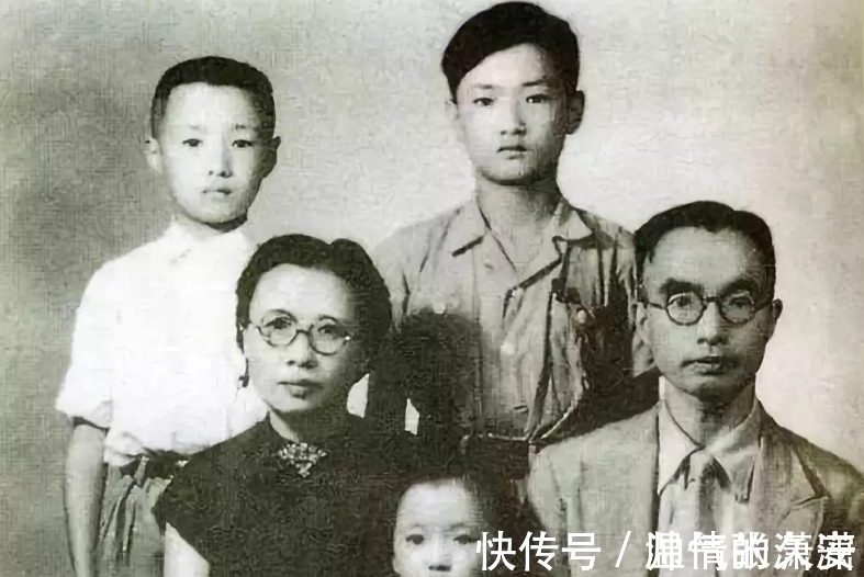 散文!朱自清的《荷塘月色》,水平如何?莫言:行文不自然,病态的唯美