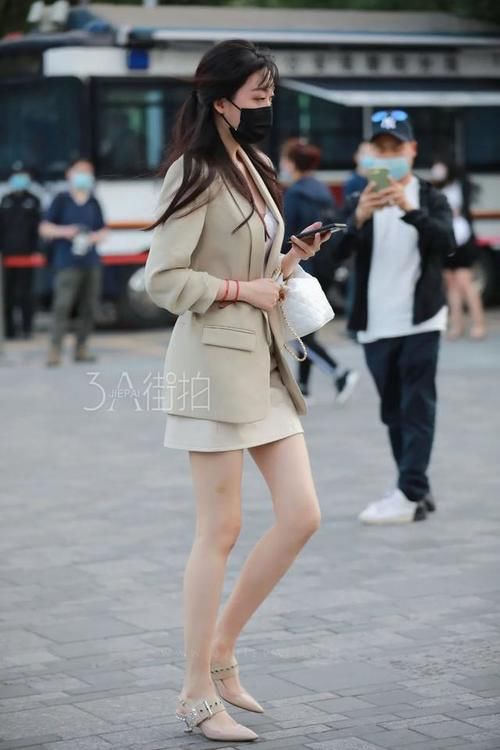  牛仔|街拍：露腰的背心搭配牛仔热裤，展现出美女性感的身姿