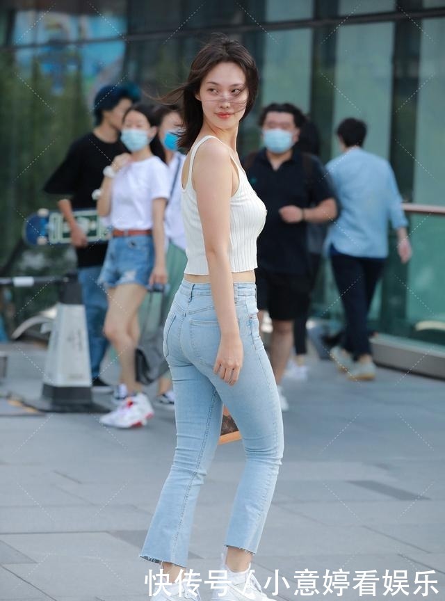 街拍:小姐姐穿墨绿色的开叉连衣裙,男朋友存托下显得大方又靓丽