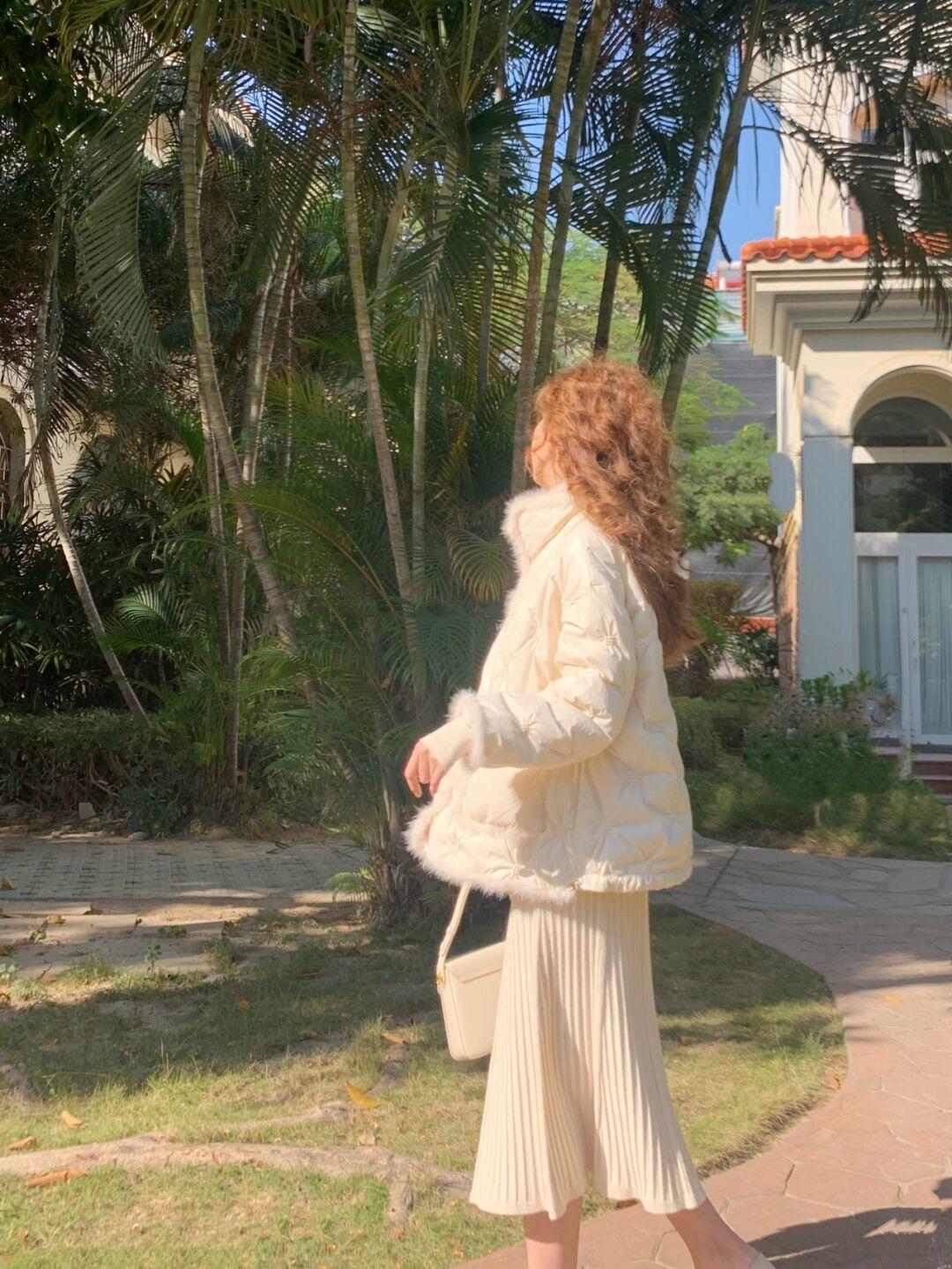 真正优雅的女人,冬季都穿“羽绒服”,这些造型适合普通人借鉴